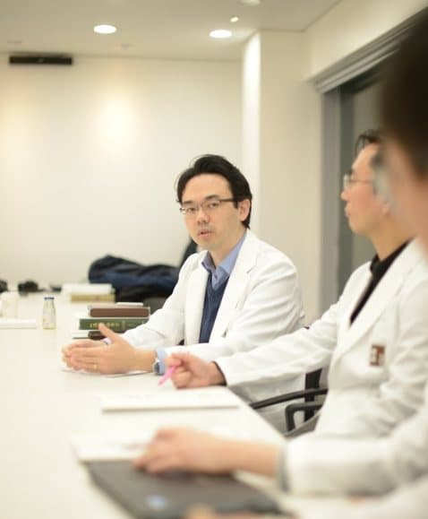 밤에 더 심해지는 어깨 통증, 진짜 원인은 따로 있습니다
