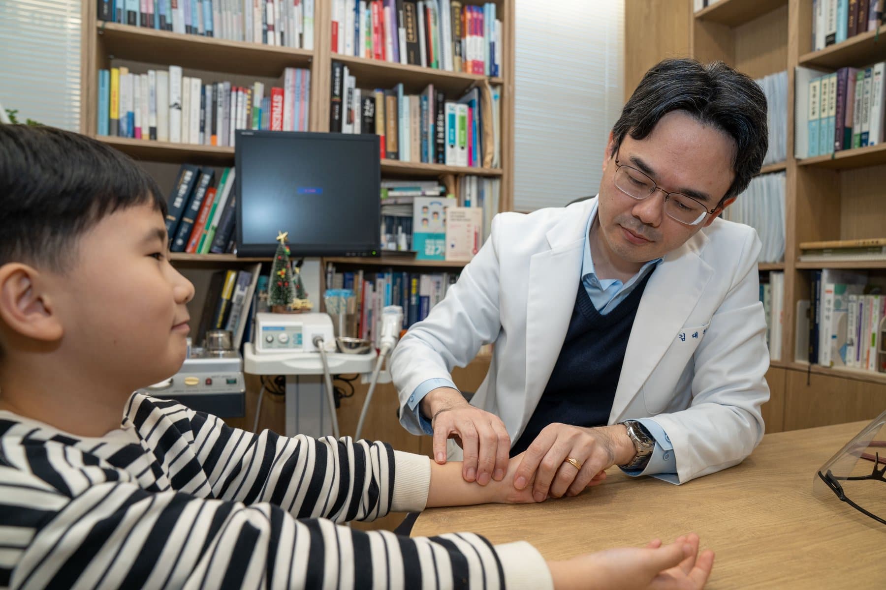 김대환 대표원장 진맥 — 세종 바른한의원